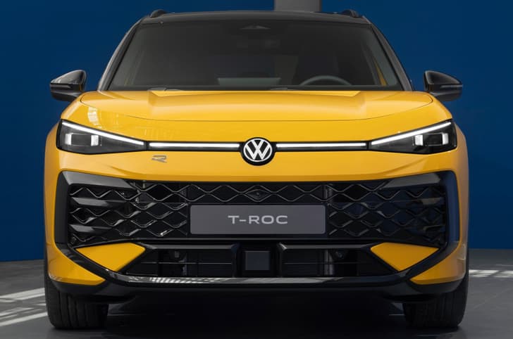 2025 Volkswagen T-Roc front 
